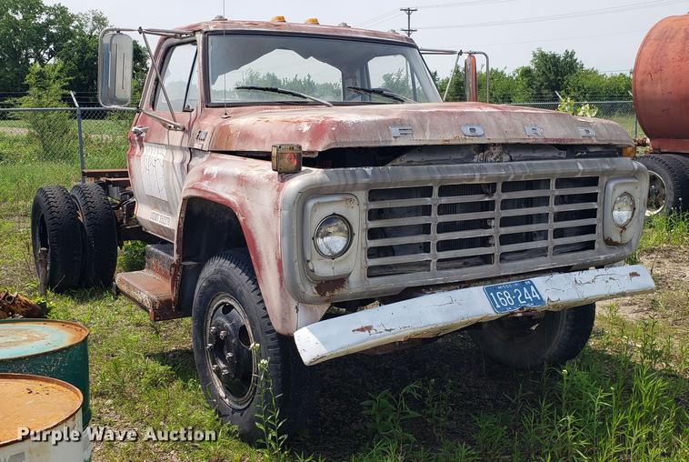 image for item EU9751 1979 Ford F700 truck cab and chassis
