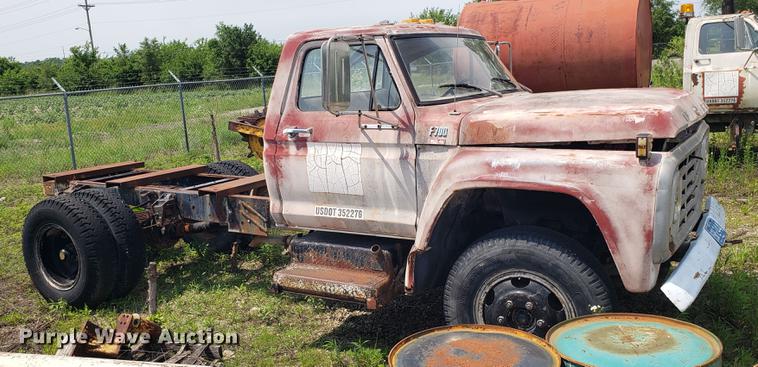 image for item EU9751 1979 Ford F700 truck cab and chassis