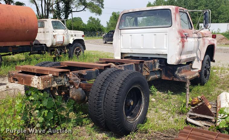 image for item EU9751 1979 Ford F700 truck cab and chassis