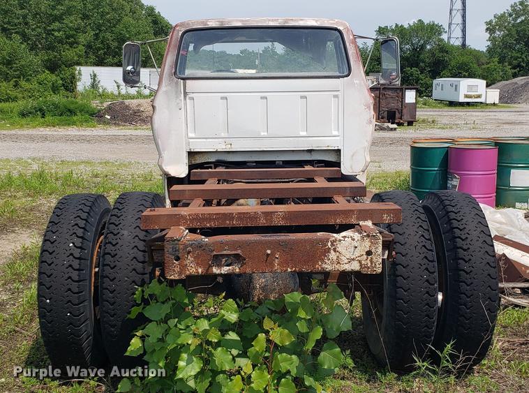 image for item EU9751 1979 Ford F700 truck cab and chassis