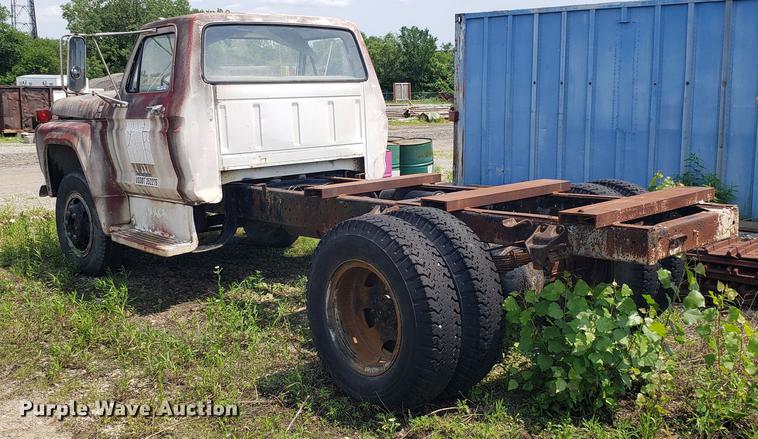 image for item EU9751 1979 Ford F700 truck cab and chassis