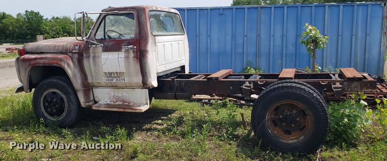 image for item EU9751 1979 Ford F700 truck cab and chassis