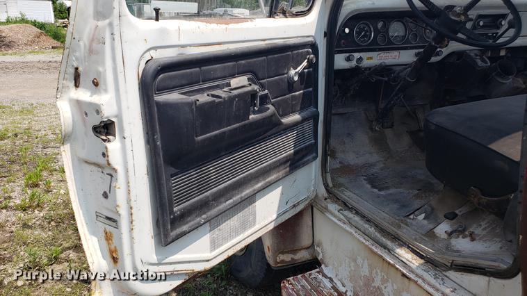 image for item EU9751 1979 Ford F700 truck cab and chassis