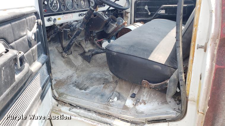 image for item EU9751 1979 Ford F700 truck cab and chassis