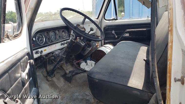 image for item EU9751 1979 Ford F700 truck cab and chassis