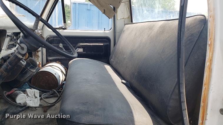 image for item EU9751 1979 Ford F700 truck cab and chassis