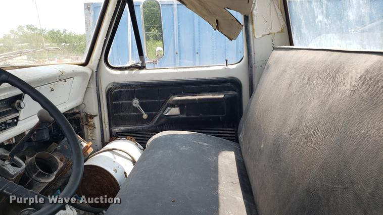 image for item EU9751 1979 Ford F700 truck cab and chassis