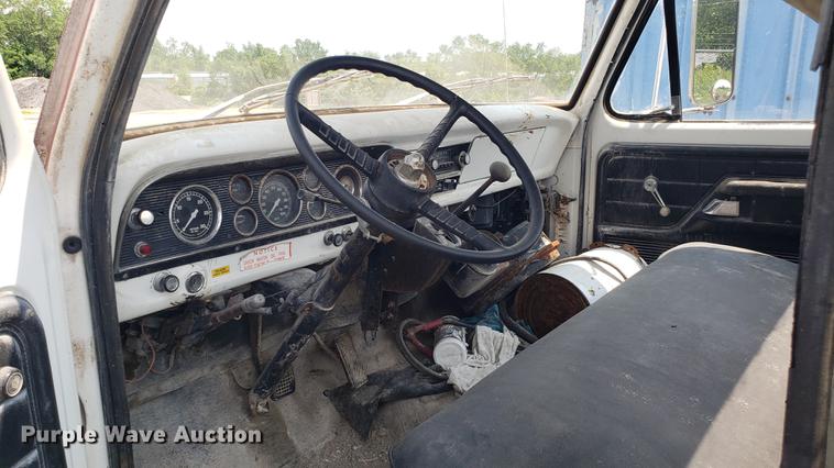 image for item EU9751 1979 Ford F700 truck cab and chassis