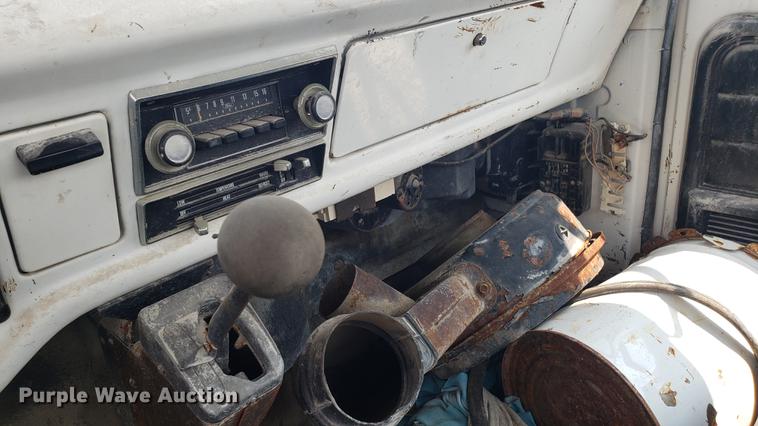 image for item EU9751 1979 Ford F700 truck cab and chassis