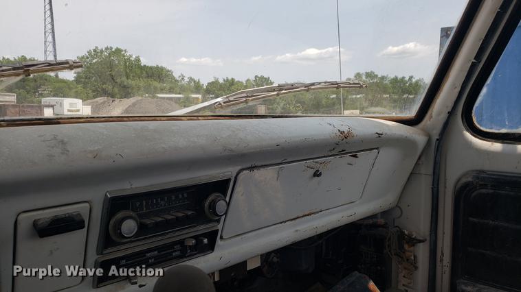 image for item EU9751 1979 Ford F700 truck cab and chassis