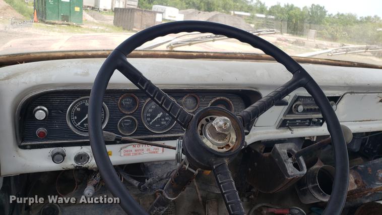 image for item EU9751 1979 Ford F700 truck cab and chassis