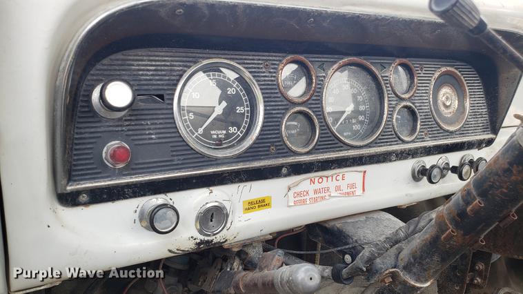 image for item EU9751 1979 Ford F700 truck cab and chassis