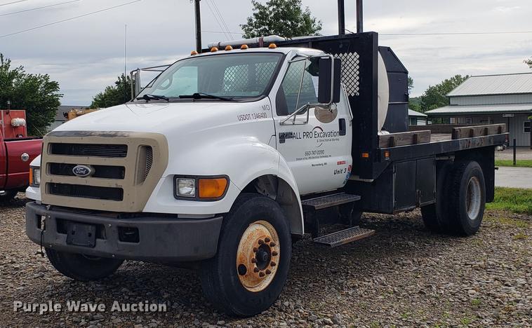 image for item EU9763 2004 Ford F750 Super Duty flatbed truck