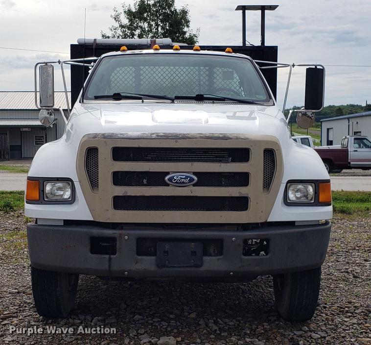 image for item EU9763 2004 Ford F750 Super Duty flatbed truck