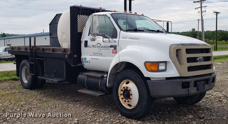 image for item EU9763 2004 Ford F750 Super Duty flatbed truck