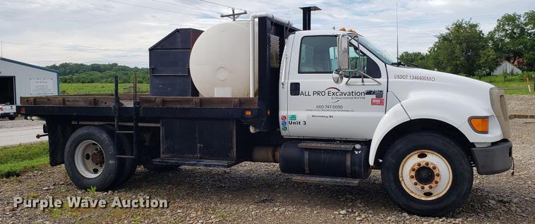 image for item EU9763 2004 Ford F750 Super Duty flatbed truck