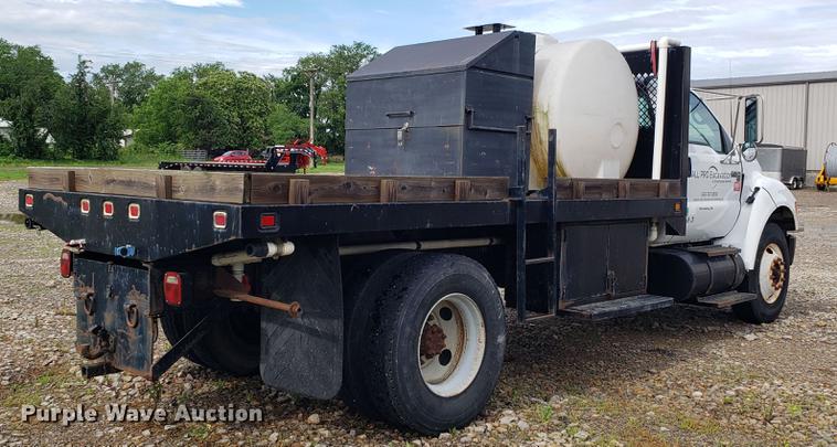 image for item EU9763 2004 Ford F750 Super Duty flatbed truck