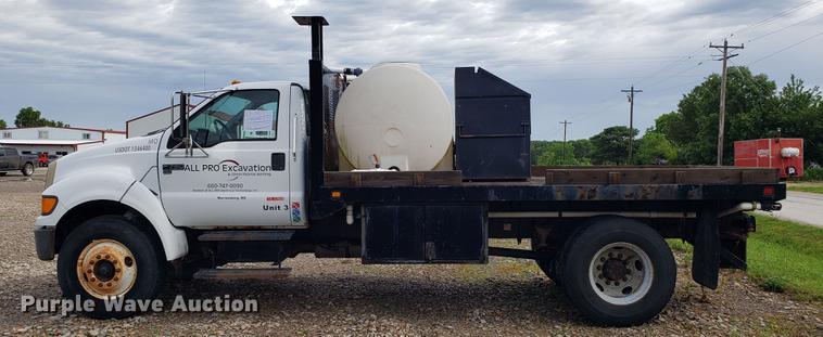 image for item EU9763 2004 Ford F750 Super Duty flatbed truck
