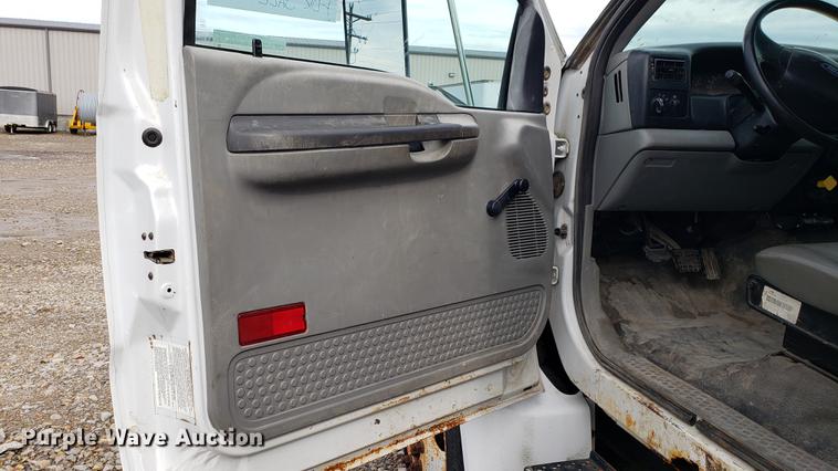 image for item EU9763 2004 Ford F750 Super Duty flatbed truck