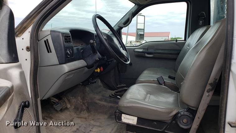 image for item EU9763 2004 Ford F750 Super Duty flatbed truck