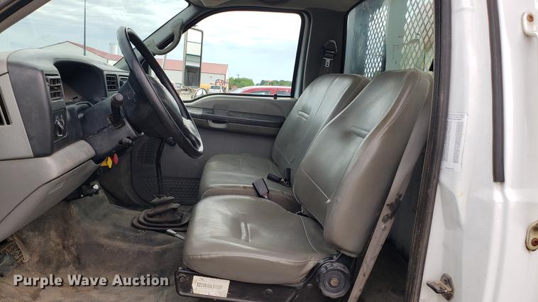 image for item EU9763 2004 Ford F750 Super Duty flatbed truck