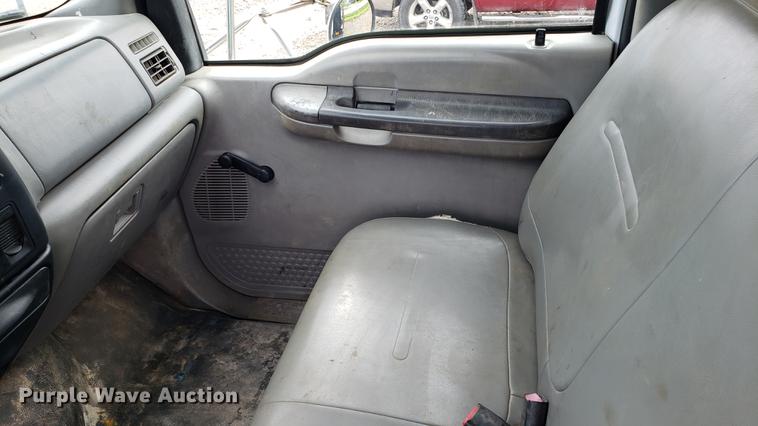 image for item EU9763 2004 Ford F750 Super Duty flatbed truck