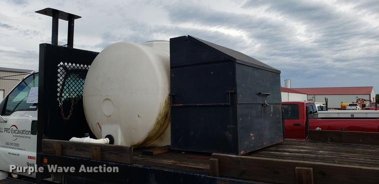 image for item EU9763 2004 Ford F750 Super Duty flatbed truck