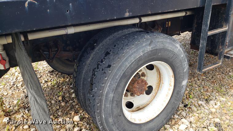 image for item EU9763 2004 Ford F750 Super Duty flatbed truck