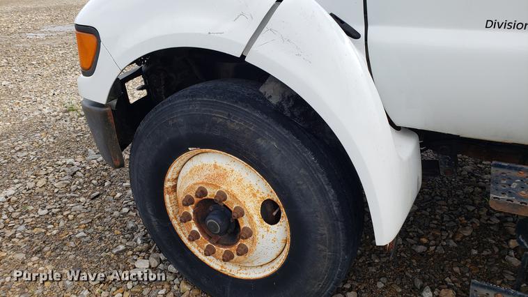 image for item EU9763 2004 Ford F750 Super Duty flatbed truck