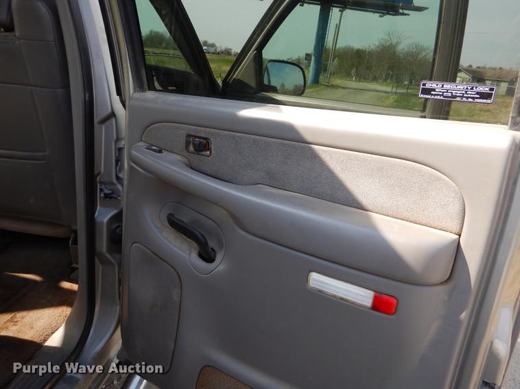 image for item EZ9867 2002 Chevrolet Silverado 2500HD Crew Cab pickup truck