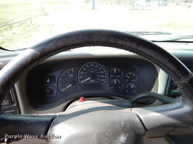 image for item EZ9867 2002 Chevrolet Silverado 2500HD Crew Cab pickup truck