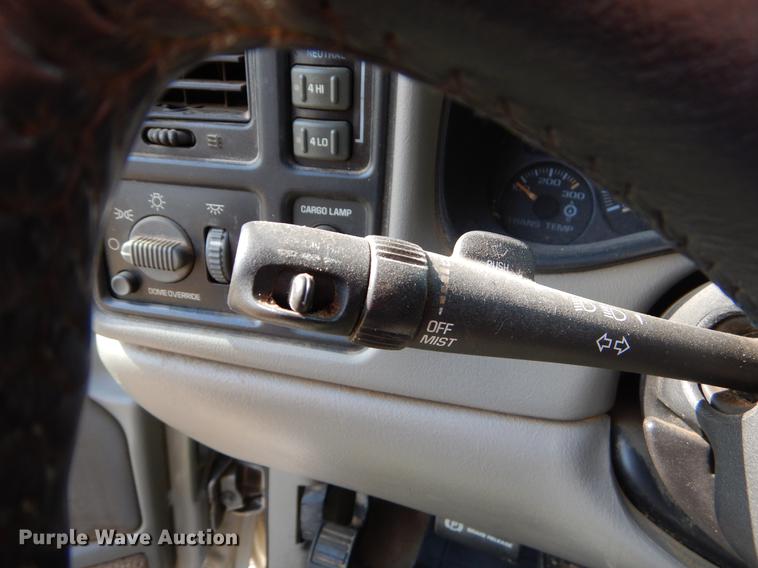 image for item EZ9867 2002 Chevrolet Silverado 2500HD Crew Cab pickup truck