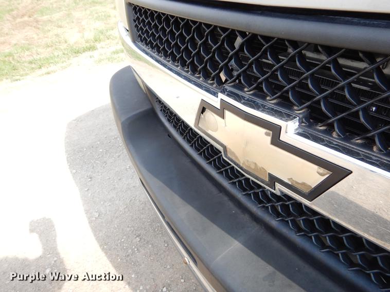 image for item EZ9867 2002 Chevrolet Silverado 2500HD Crew Cab pickup truck