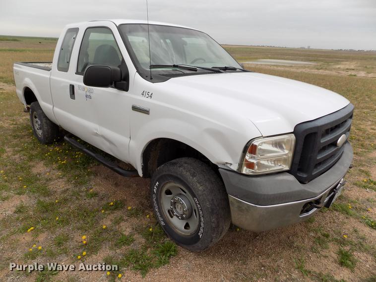 image for item FG9395 2006 Ford F250 Super Duty XL SuperCab pickup truck