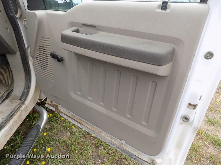 image for item FG9400 2008 Ford F350 Super Duty XL flatbed pickup truck