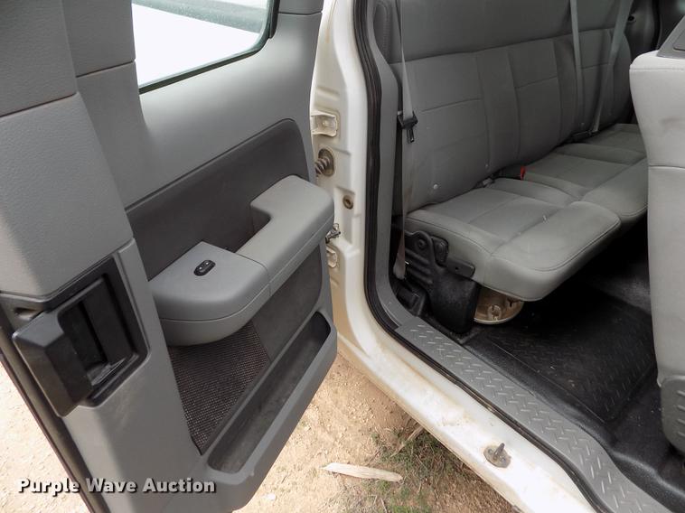 image for item FG9425 2005 Ford F150 XL SuperCab pickup truck