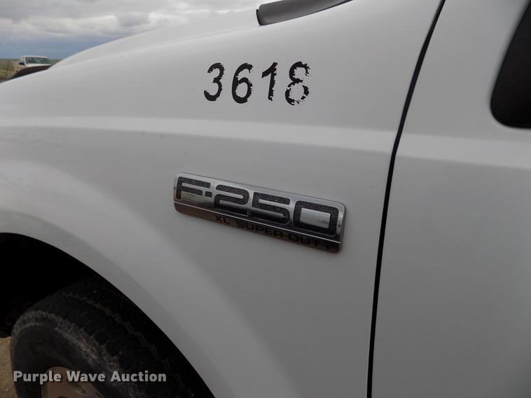 image for item FG9432 2007 Ford F250 Super Duty XL pickup truck