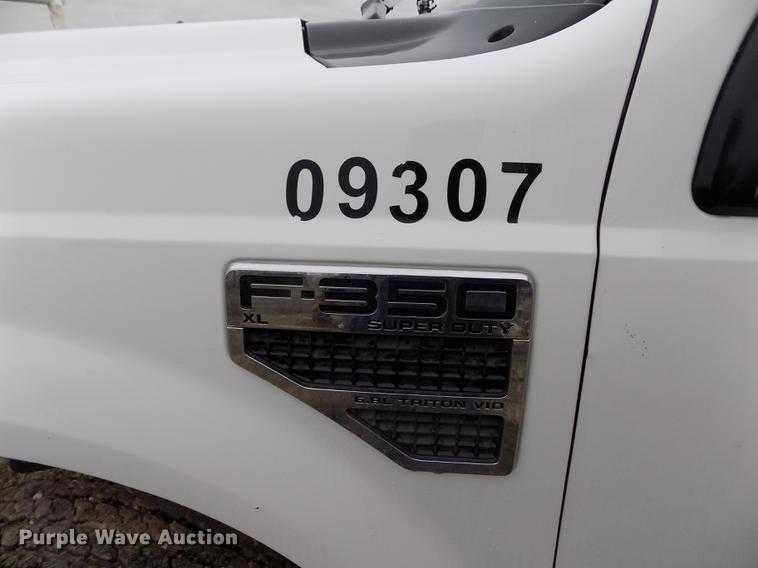 image for item FG9449 2009 Ford F350 Super Duty XL flatbed pickup truck