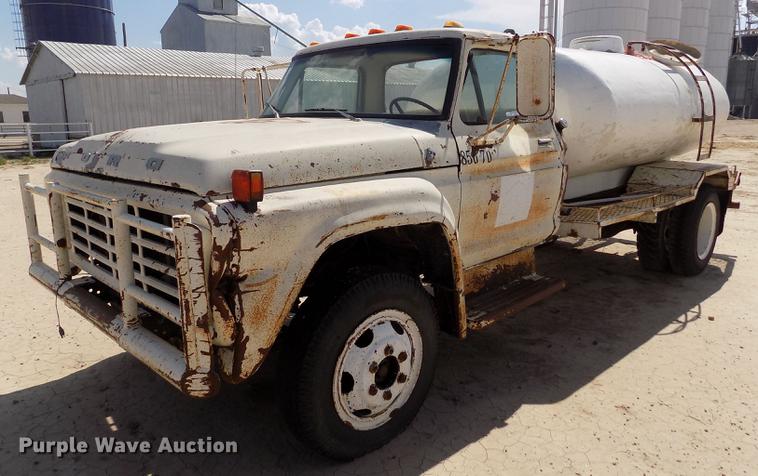 image for item FG9491 1976 Ford F600 tank truck