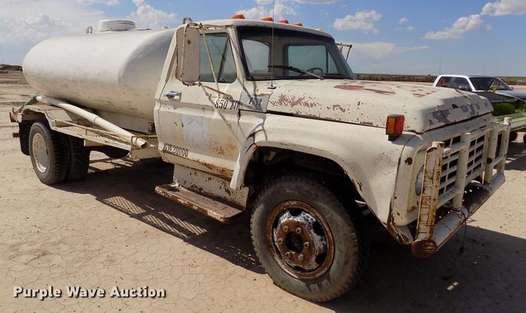 image for item FG9491 1976 Ford F600 tank truck