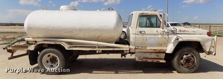 image for item FG9491 1976 Ford F600 tank truck