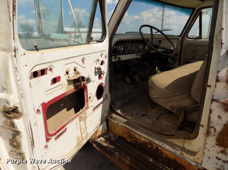 image for item FG9491 1976 Ford F600 tank truck