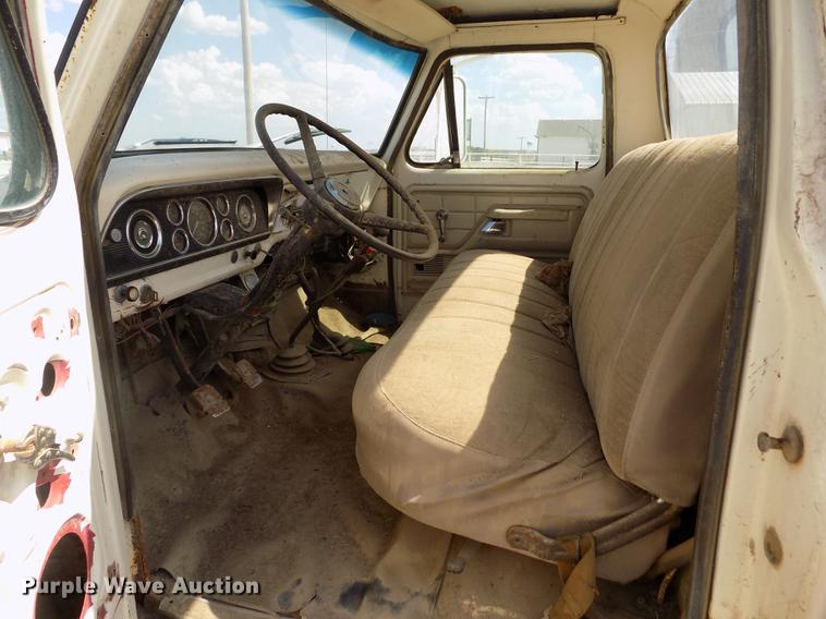 image for item FG9491 1976 Ford F600 tank truck