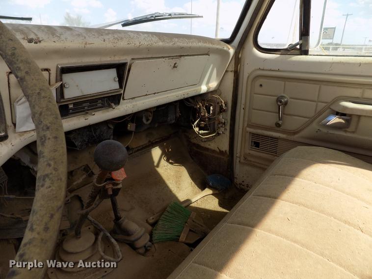 image for item FG9491 1976 Ford F600 tank truck