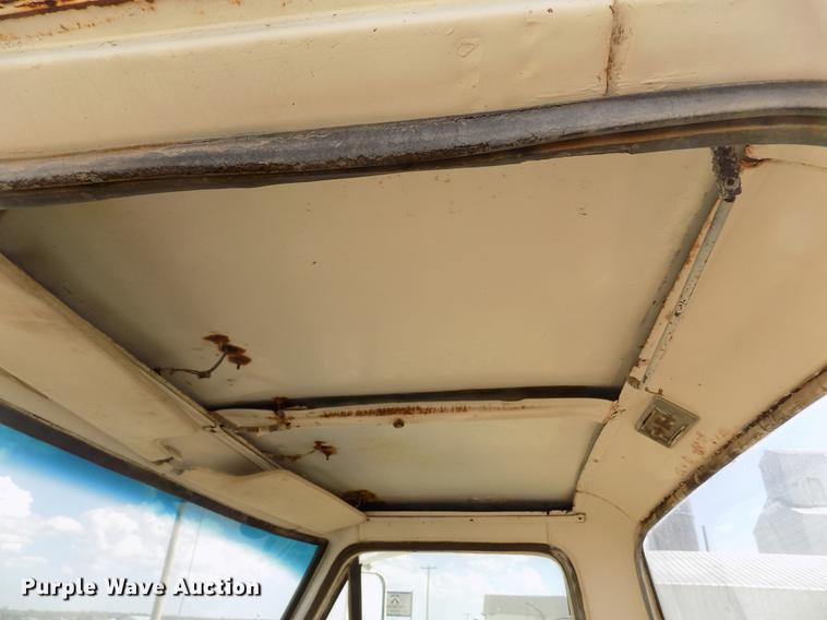 image for item FG9491 1976 Ford F600 tank truck