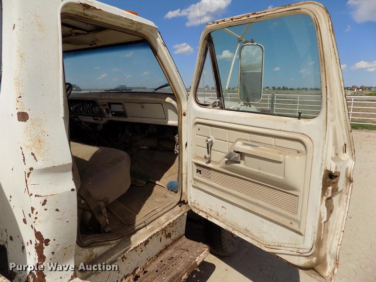 image for item FG9491 1976 Ford F600 tank truck