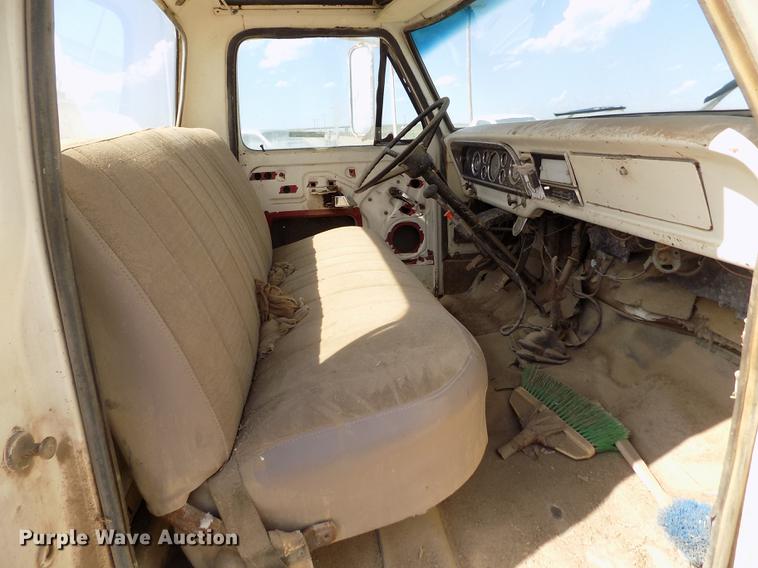 image for item FG9491 1976 Ford F600 tank truck