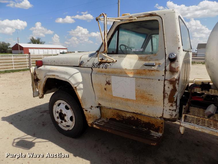 image for item FG9491 1976 Ford F600 tank truck