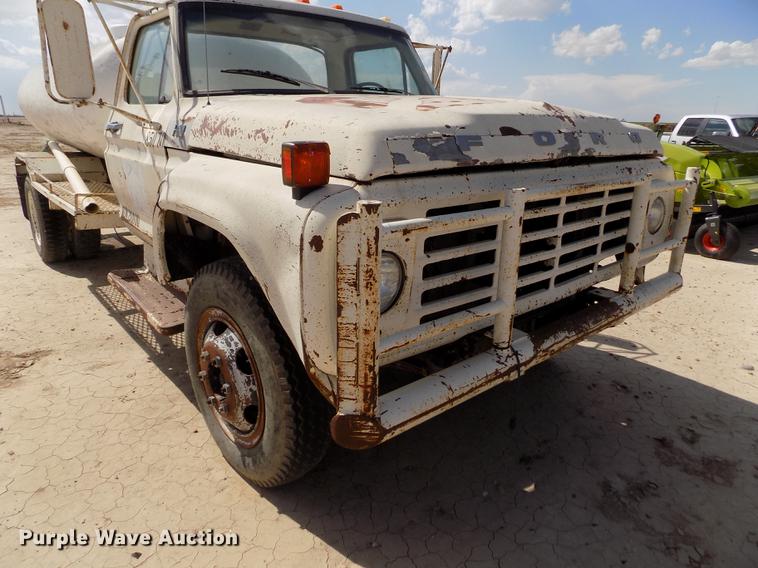 image for item FG9491 1976 Ford F600 tank truck