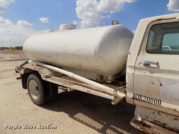 image for item FG9491 1976 Ford F600 tank truck
